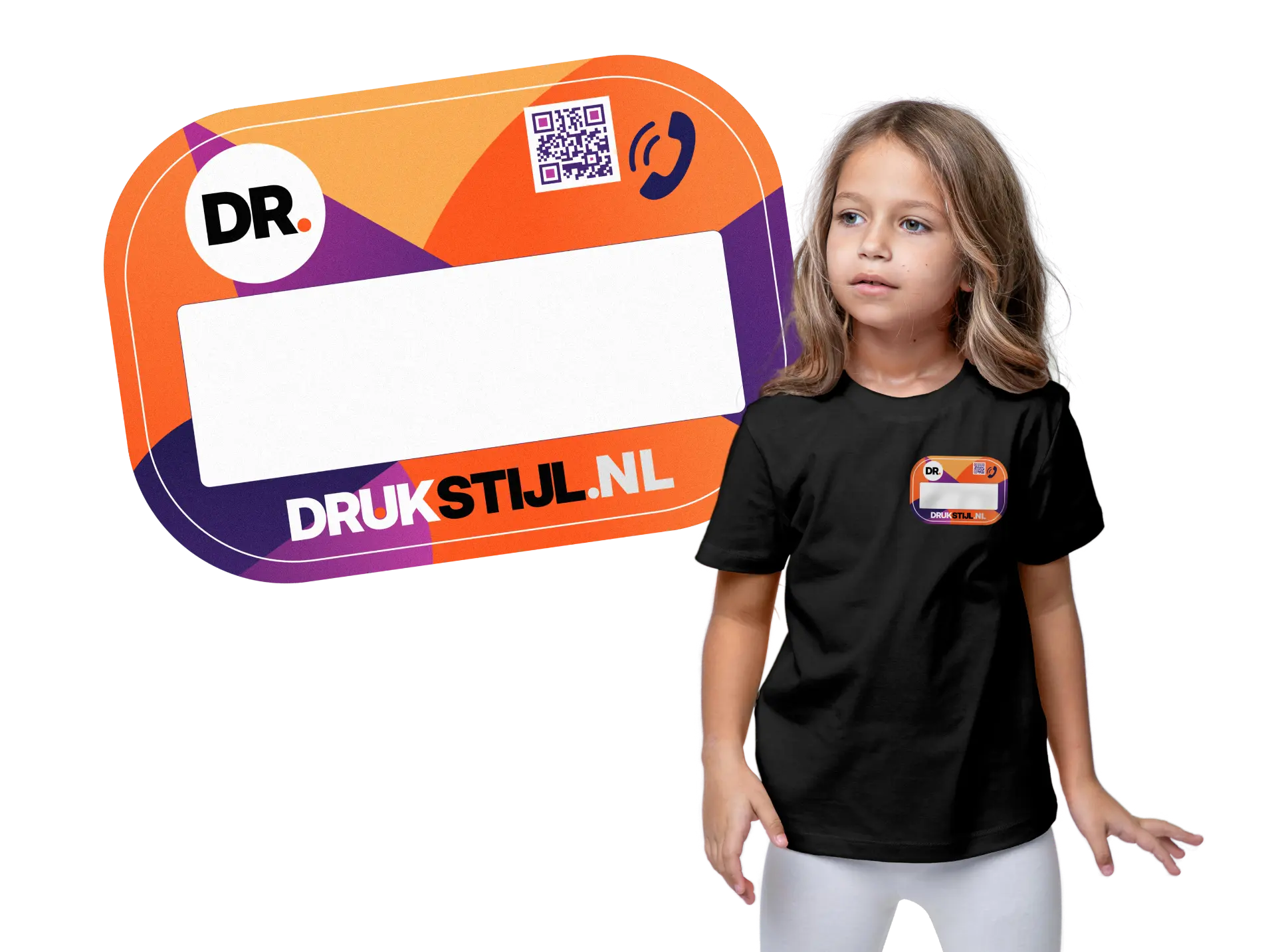 Textielsticker op zwart t-shirt met naamkaartje en QR-code ontwerp