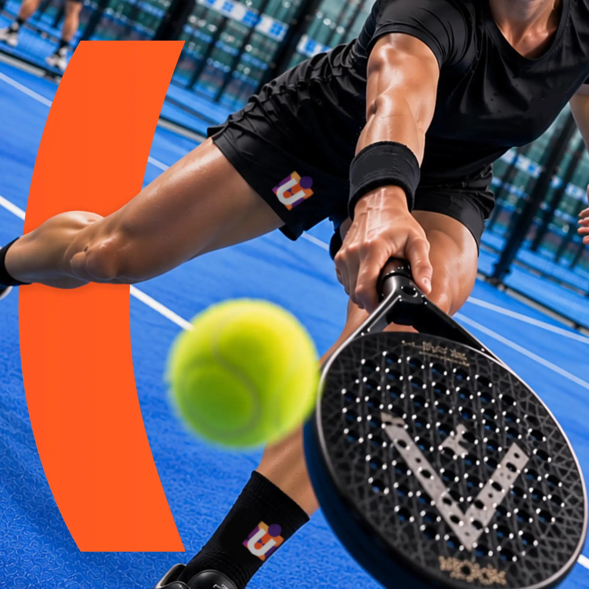 Padelspeler die een bal slaat op een blauwe baan met een oranje Drukstijl-vorm