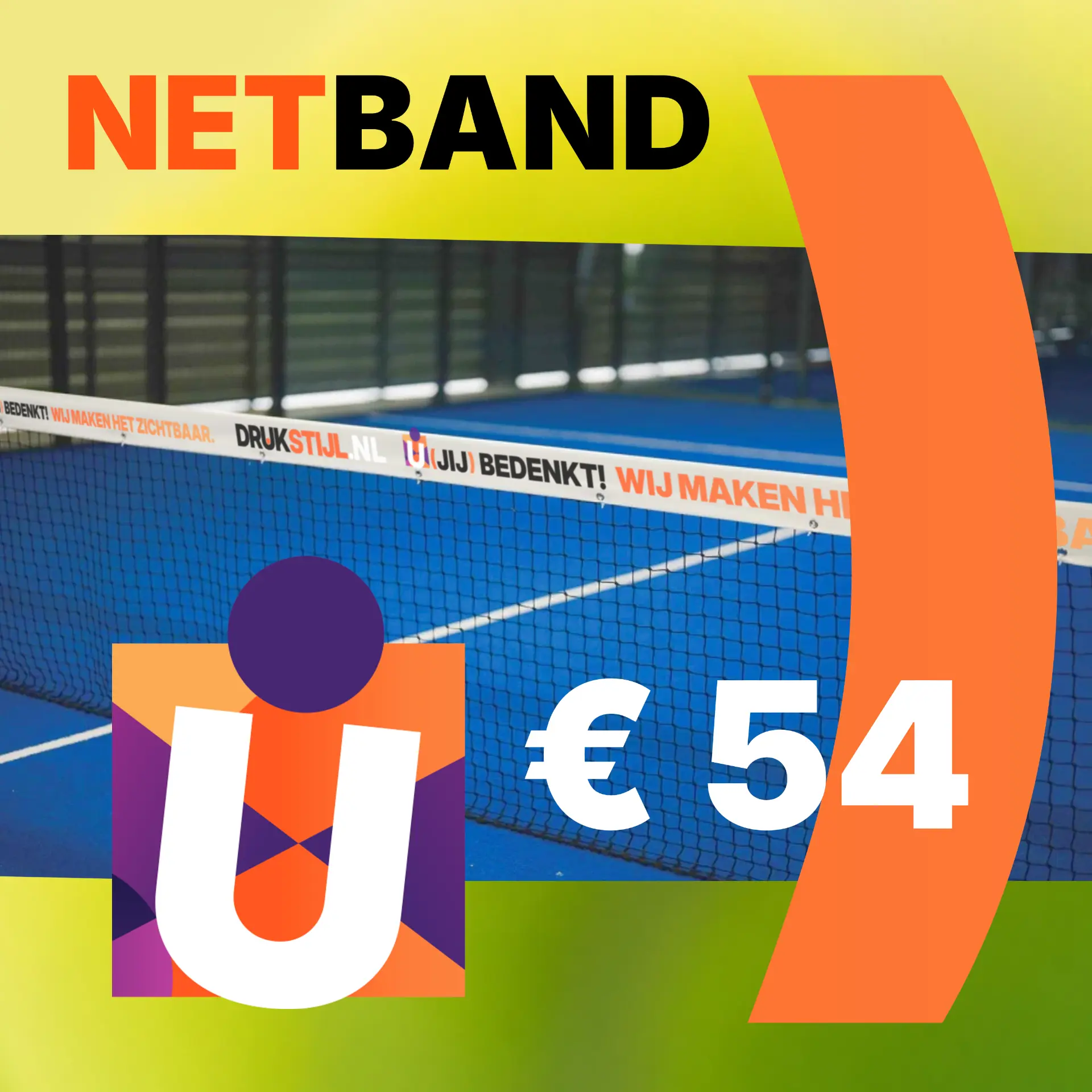 Bedrukte padelnetband met DRUKSTIJL-opdruk langs een blauwe padelbaan