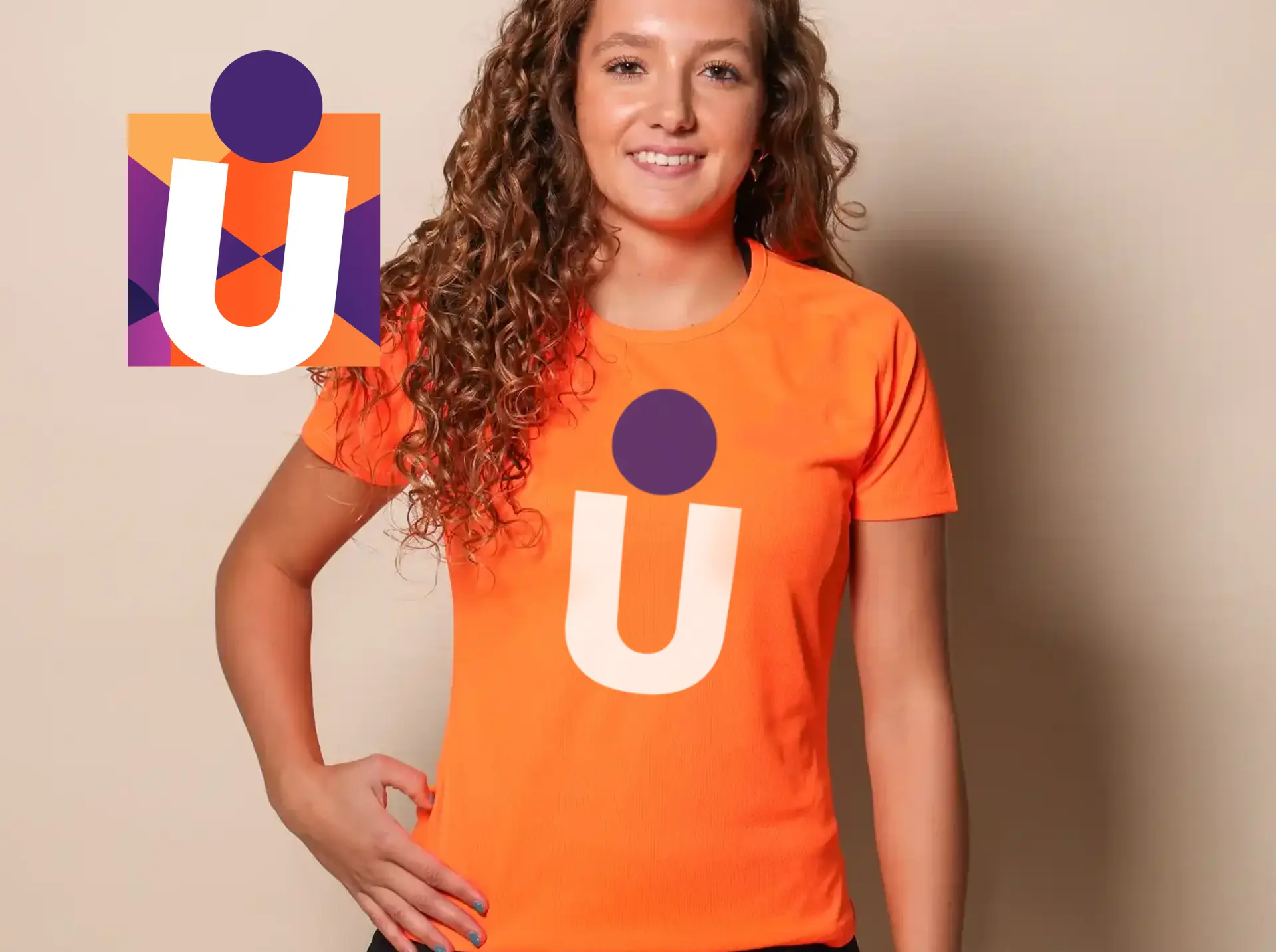 Oranje clubshirt met DRUKSTIJL-puntje op de U