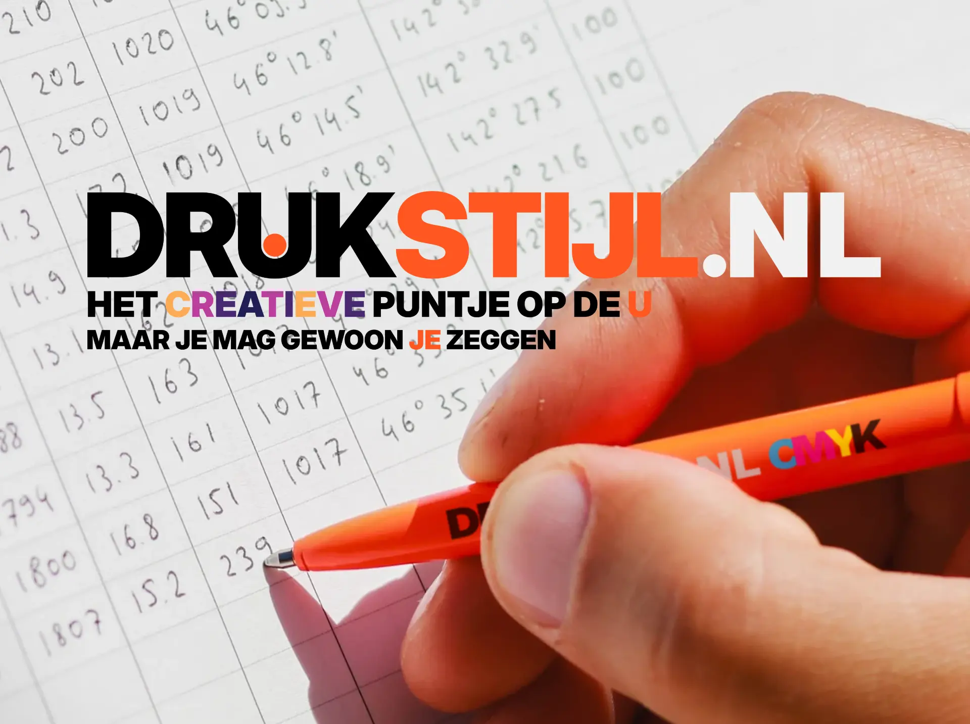 Hand met een oranje DRUKSTIJL-pen boven een prijslijst