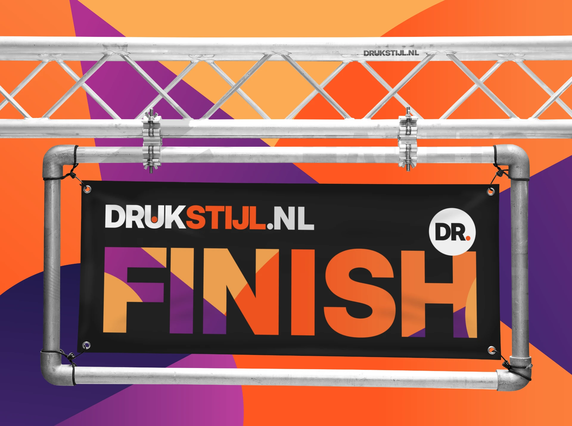 DRUKSTIJL.NL finishbord aan trussconstructie voor sportevenementen
