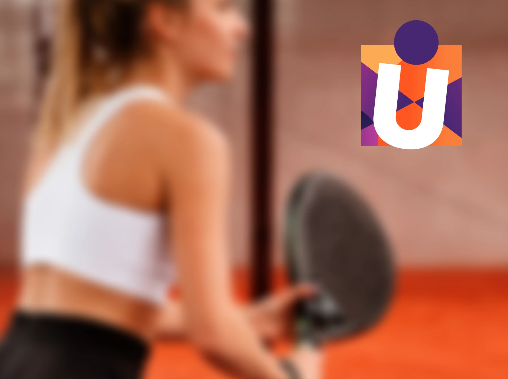 Padelspeelster met racket in de hal