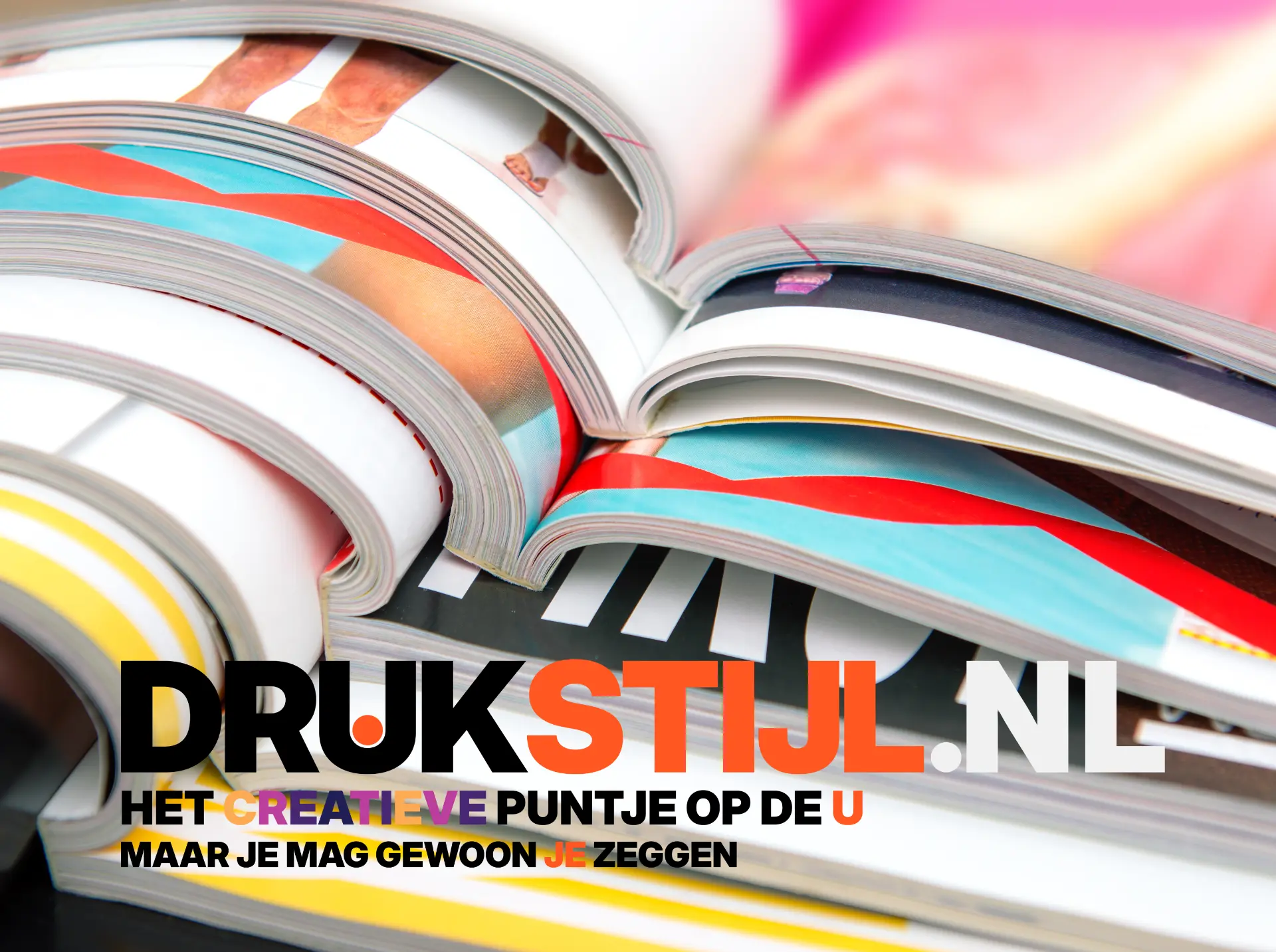 Opengeslagen stapels magazines met kleurrijke spreads