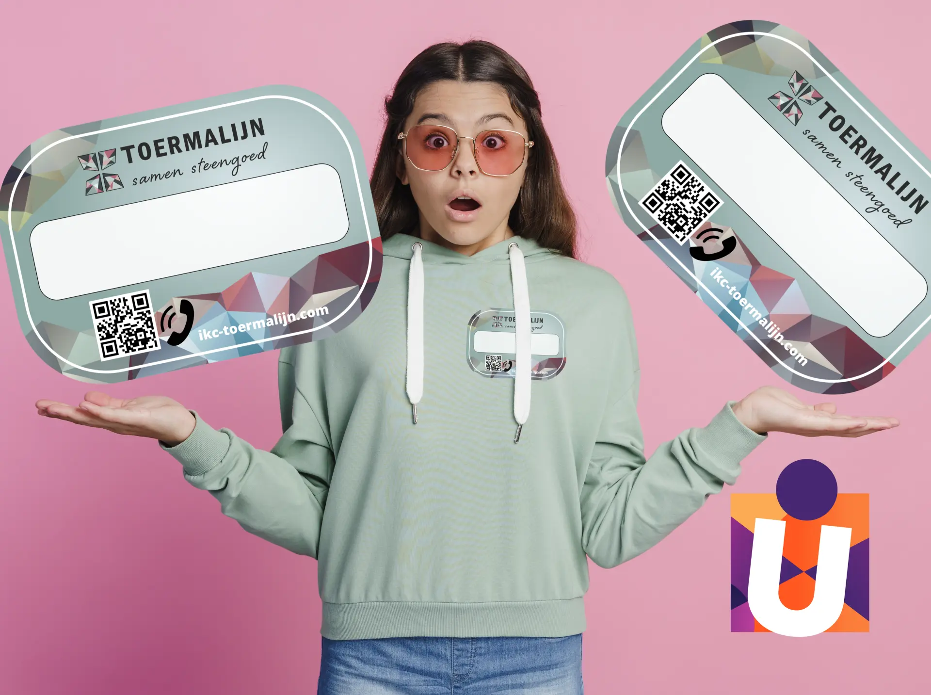 Vrouw met textielstickers als naamkaartjes van Toermalijn op groene hoodie, op roze achtergrond