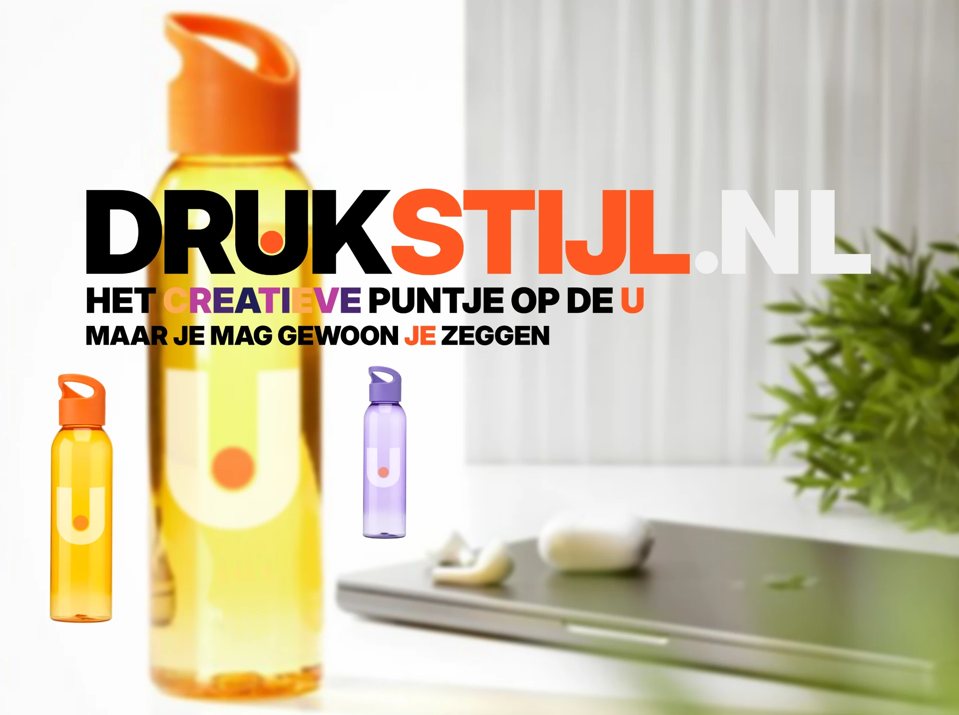 Transparante drinkflessen in oranje en paars met het puntje op de U