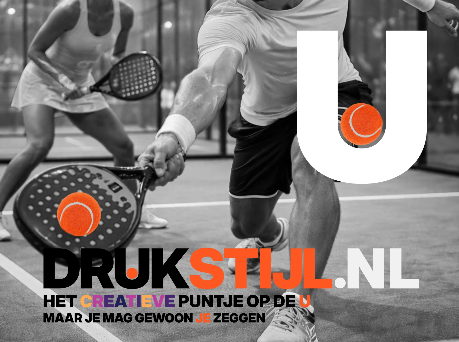 Padelrackets met DRUKSTIJL.NL logo en oranje tennisballen