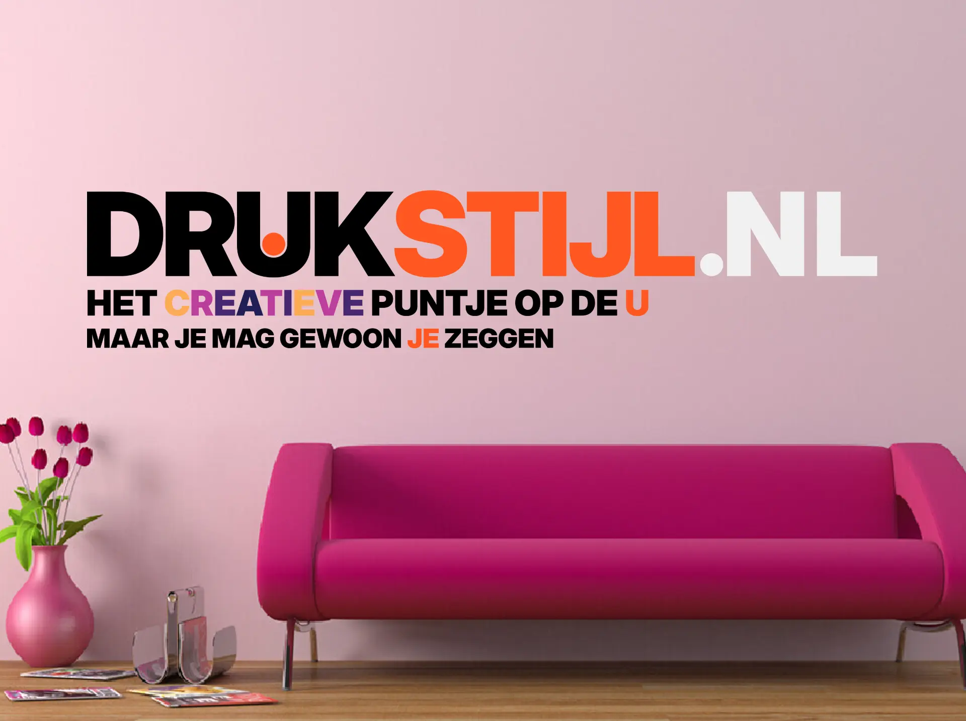 Interieur met roze bank en DRUKSTIJL.NL wanddecoratie boven de bank