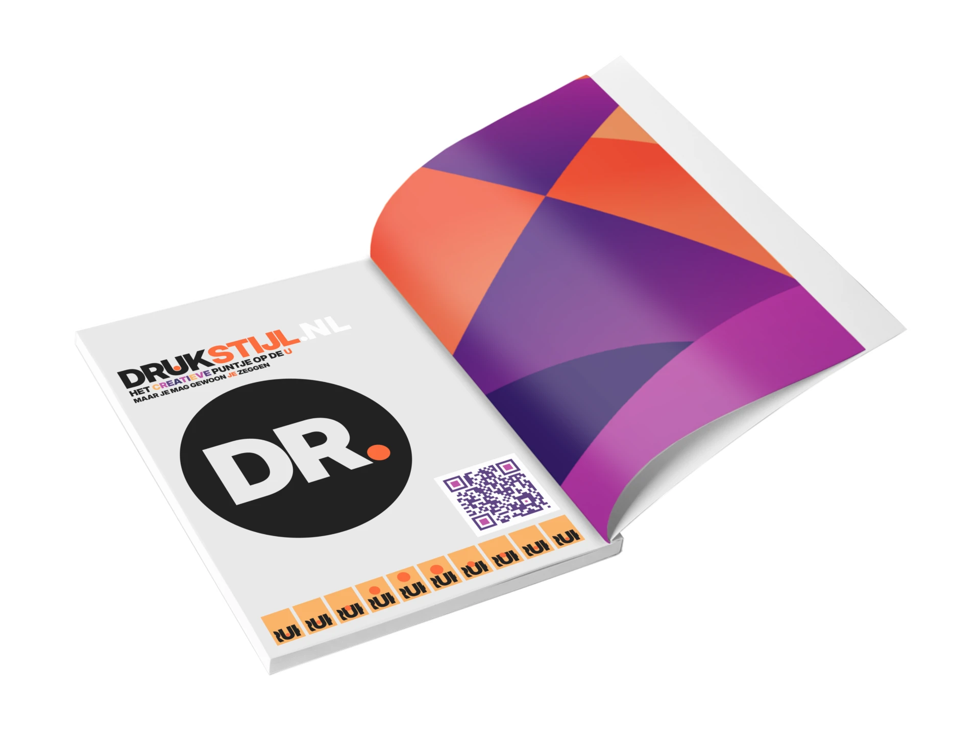 Opengeslagen vierkante brochure met DRUKSTIJL-omslag en kleurrijke binnenpagina