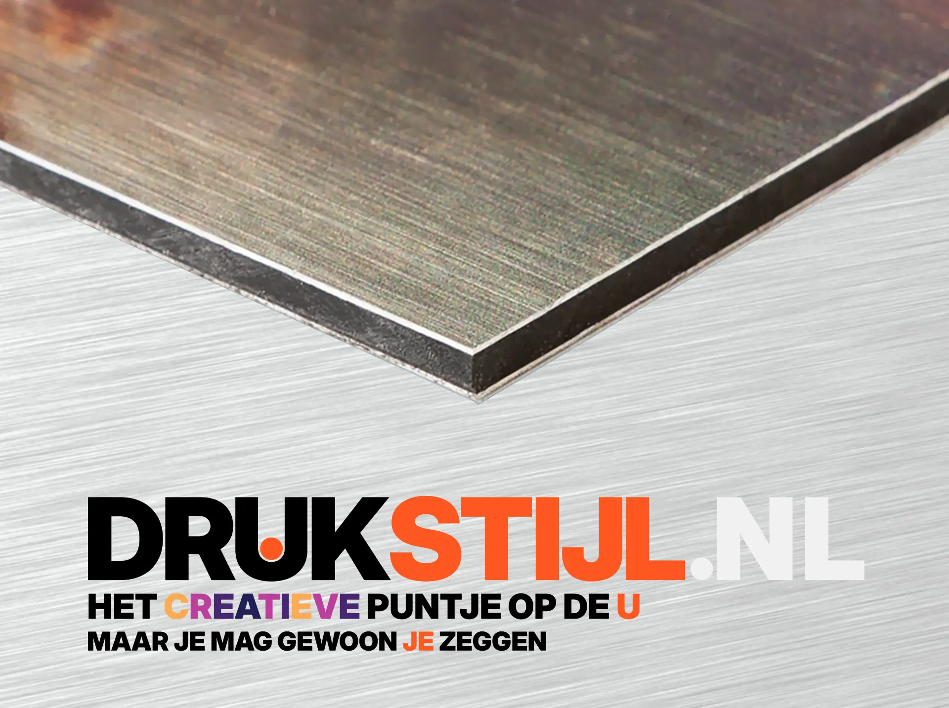 Gevelreclame met groot DRUKSTIJL.NL spandoek op een bedrijfspand