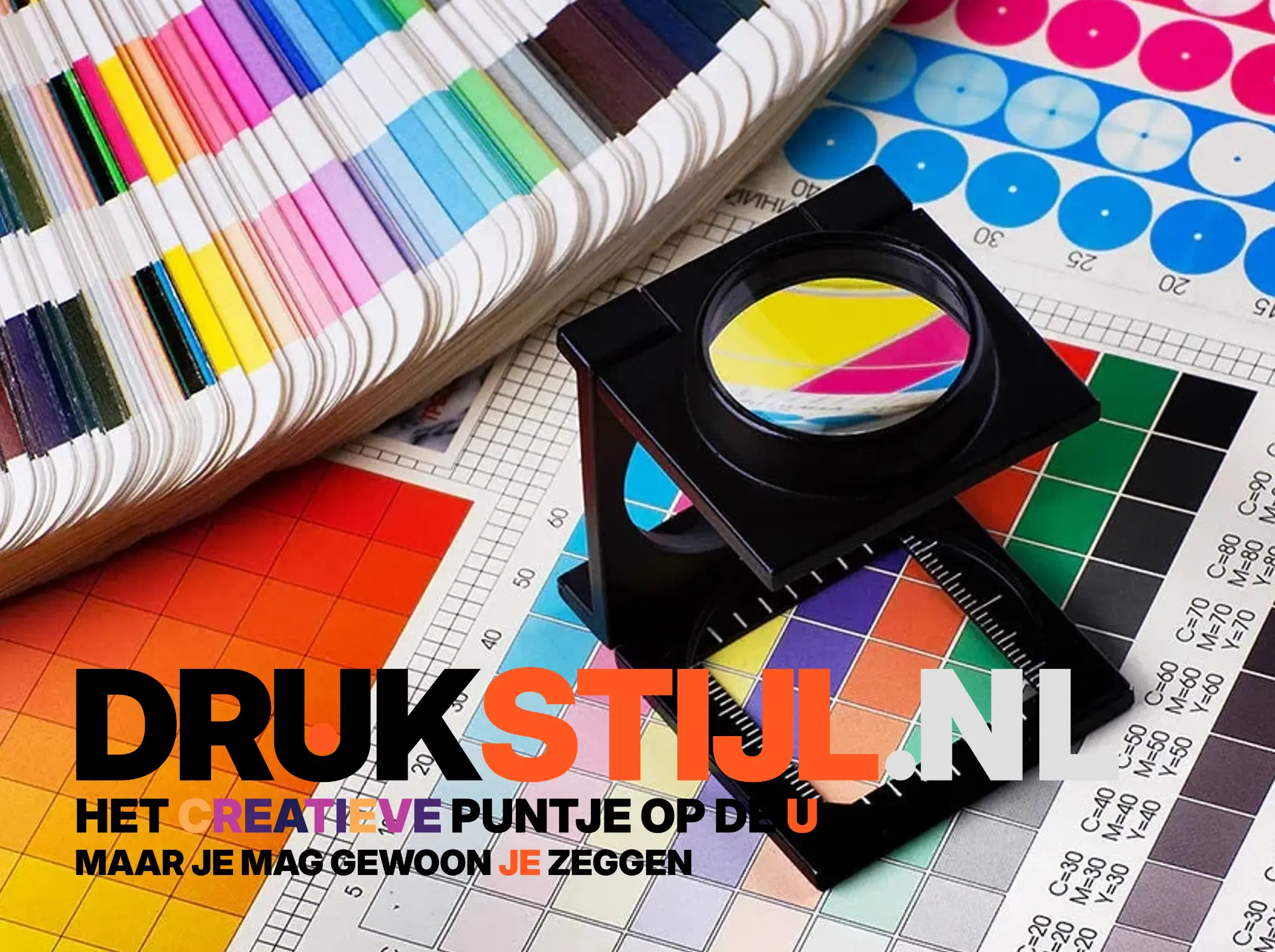 Kleurenfan en loep op drukproeven met DRUKSTIJL-logo